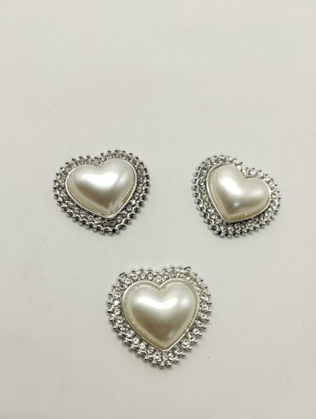 قلب من اللولو مع ستراس 2*2 سم